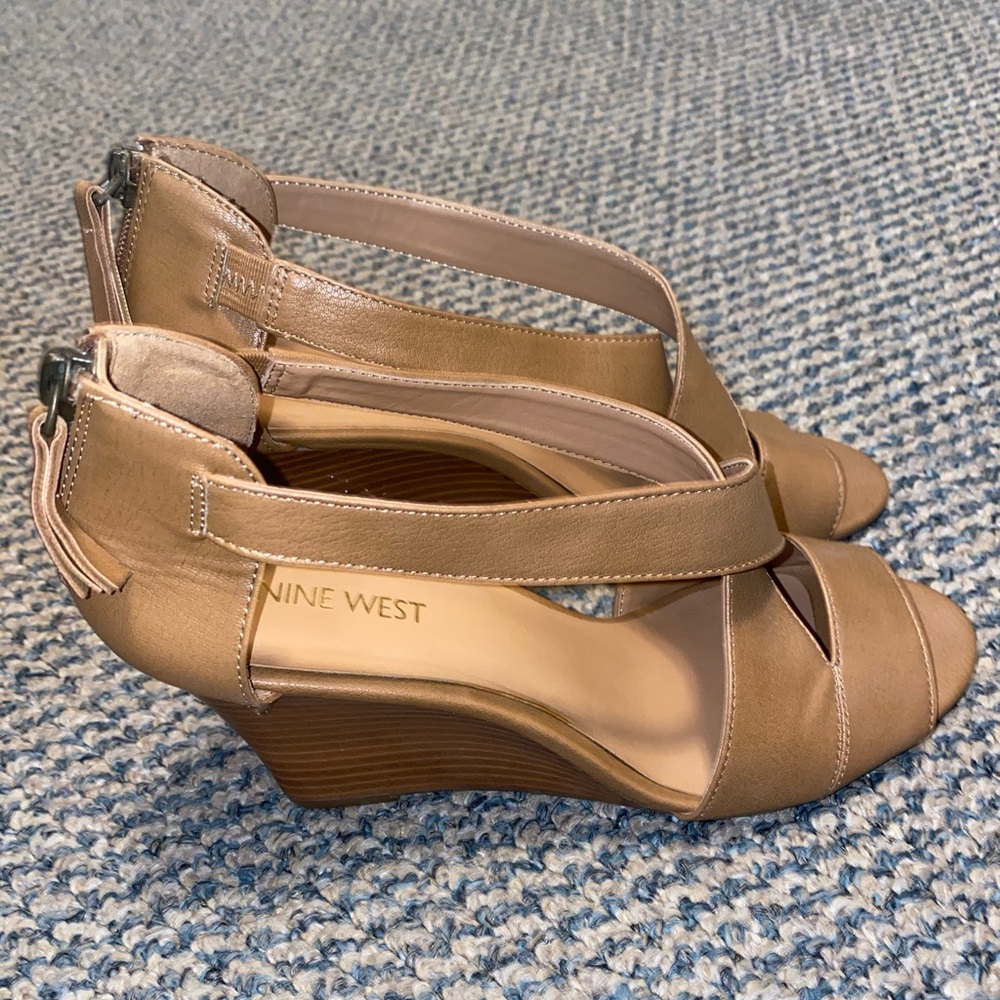Tan heels - Picture 2 of 4